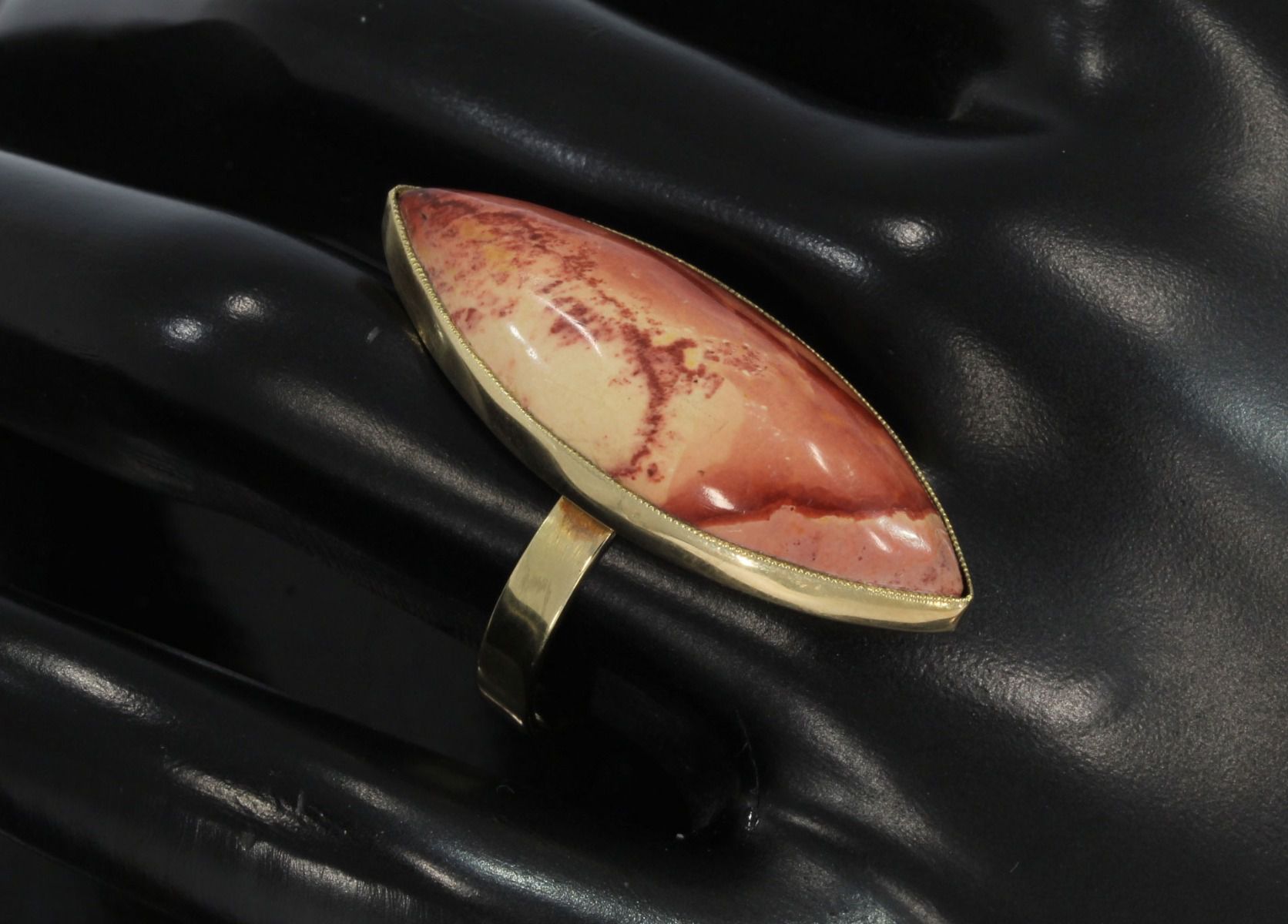 Handmade 14-carat yellow gold ring with Rhodochrosite – Classic & Robust