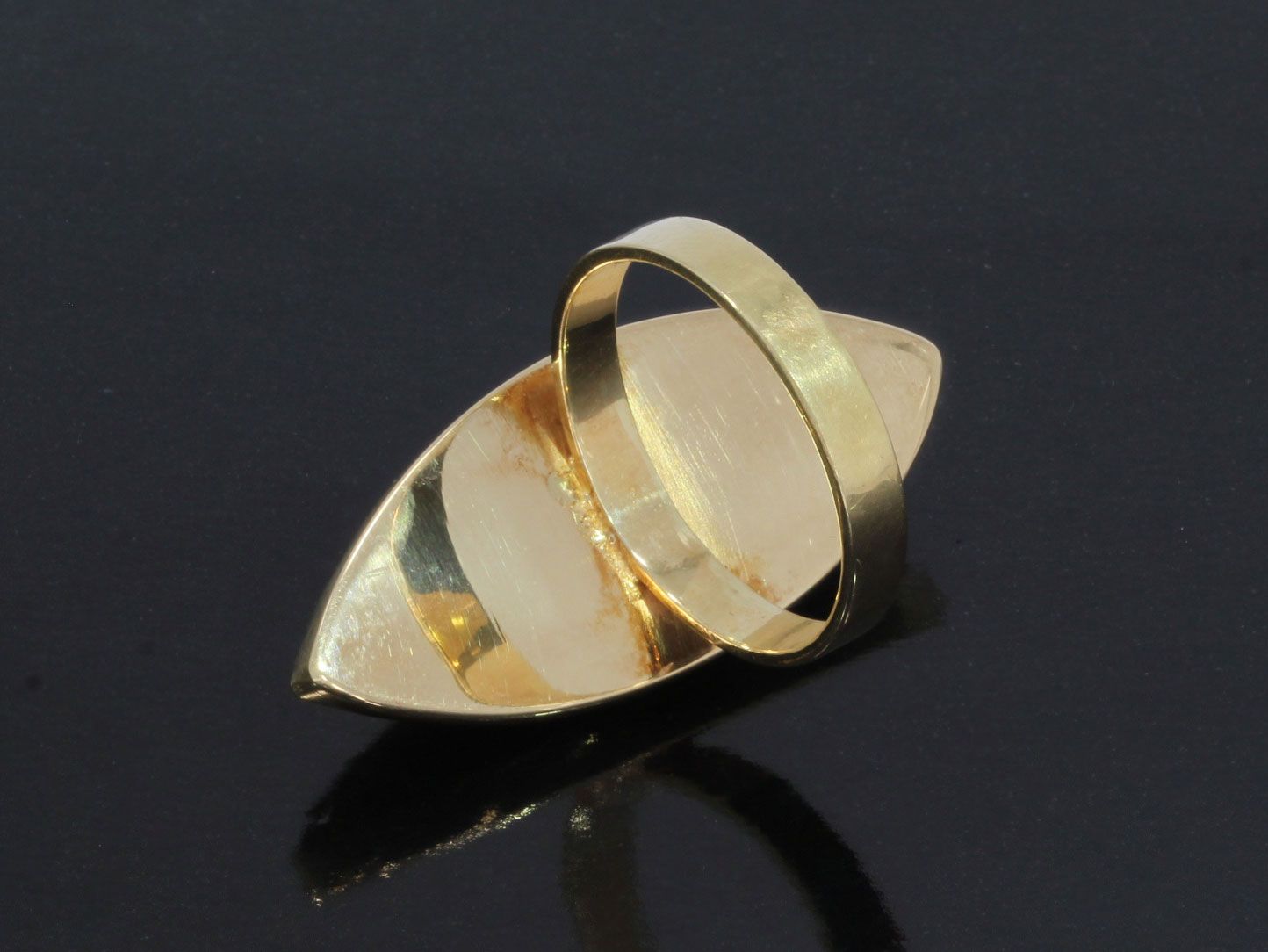 Handmade 14-carat yellow gold ring with Rhodochrosite – Classic & Robust