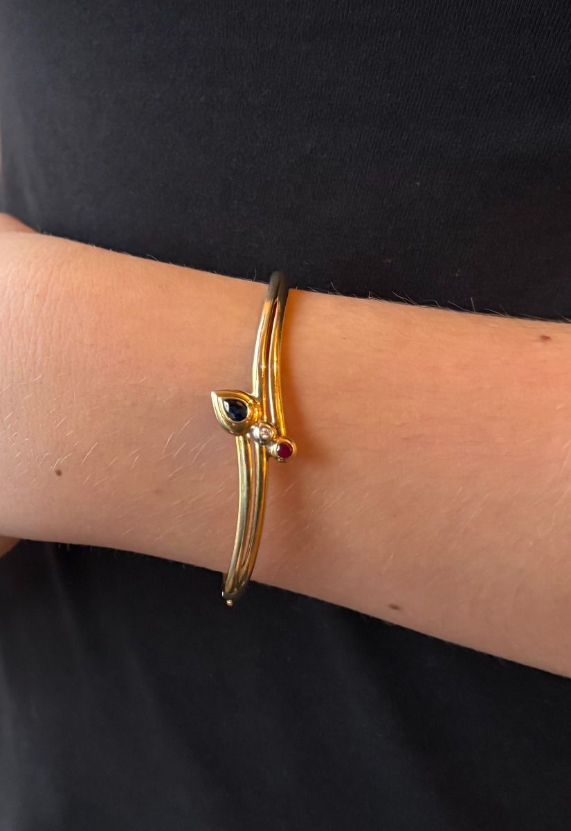 14 karat yellow gold (bangle) Bracelet with sapphire, ruby and diamond – Dutch hallmarked