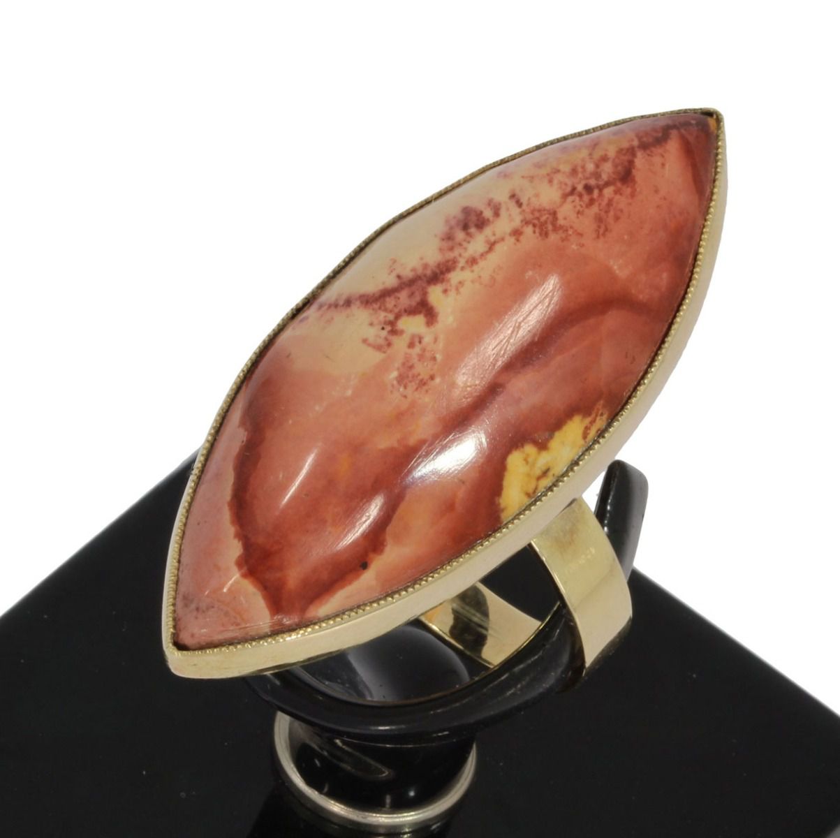 Handmade 14-carat yellow gold ring with Rhodochrosite – Classic & Robust